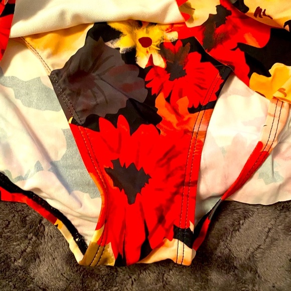 Swimsuit - Picture 3 of 4